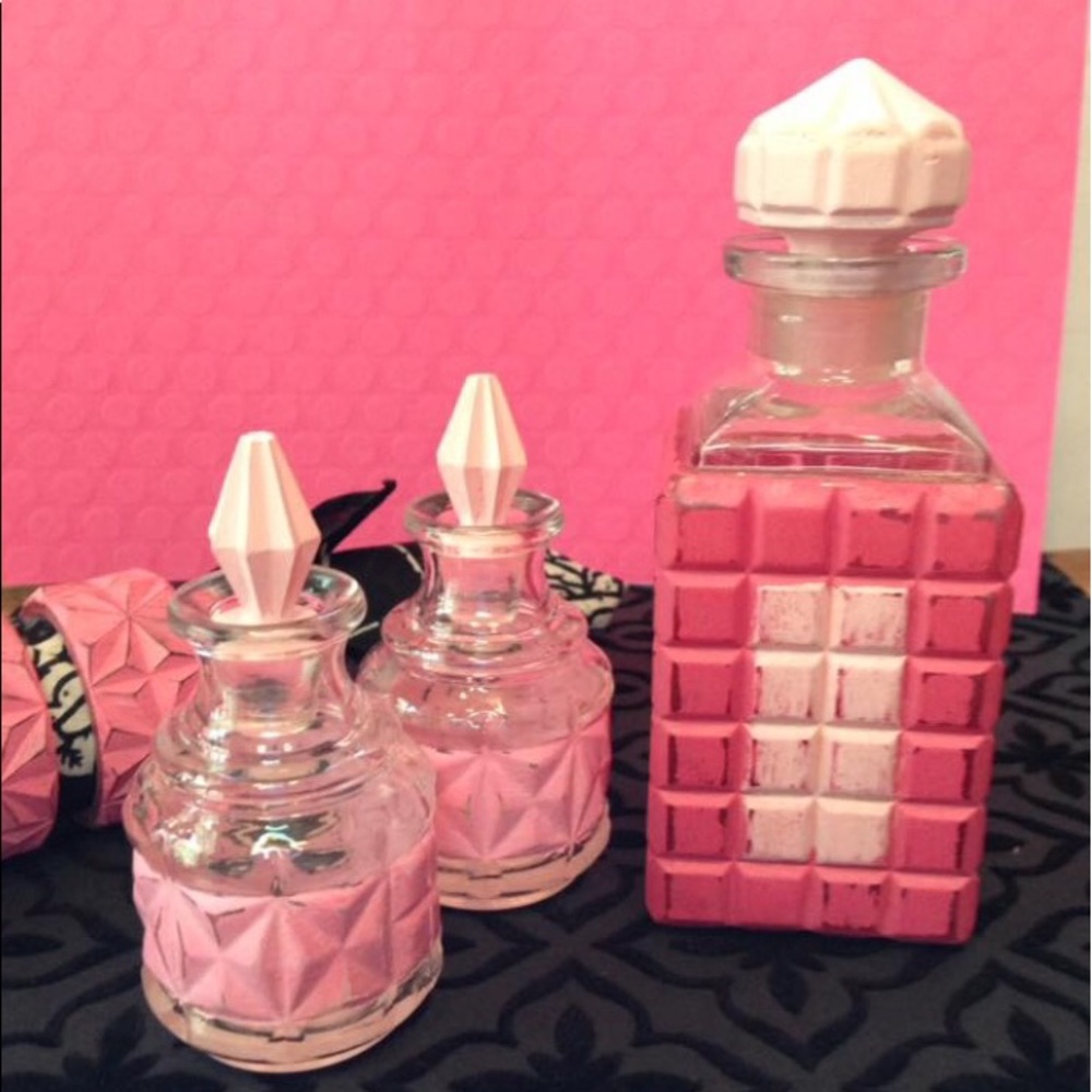 Decorative decanter set
